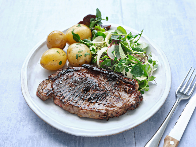 Steak with mustard, garlic & thyme